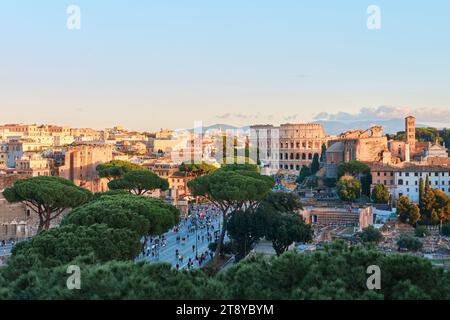 Rome, Italie - octobre 29 2023 : paysage urbain du Colisée et du Forum romain Banque D'Images