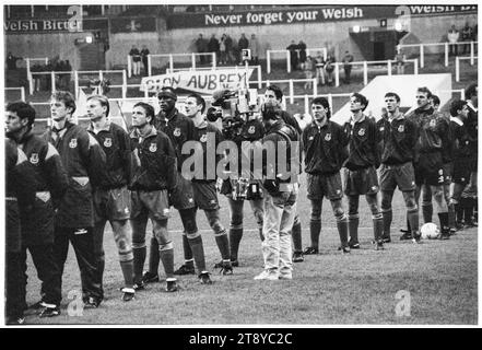 Toute la ligne Welsh Squad pour les hymnes au départ. Coupe du monde de la FIFA 1994 qualification Groupe 4 – pays de Galles contre Roumanie au Cardiff Arms Park, pays de Galles, Royaume-Uni, le 17 novembre 1993. Une victoire pour le pays de Galles dans ce dernier match de groupe confirmerait la qualification comme seul représentant du Royaume-Uni. À 64 minutes avec le score à 1-1, le pays de Galles a eu un penalty pour prendre la tête, mais le coup de pied spot de Paul Bodin a frappé la barre. Florin Raducioiu a marqué le vainqueur pour la Roumanie en 82 minutes et ils se sont qualifiés à la place. Photo : Rob Watkins Banque D'Images