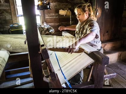 Park ranger démontre l'utilisation d'un métier à tisser à main pour fabriquer du tissu, Mabry Mill, Blue Ridge Parkway, Virginie, États-Unis Banque D'Images