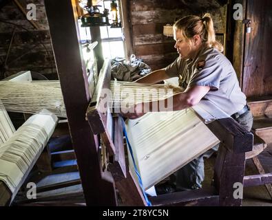 Park ranger démontre l'utilisation d'un métier à tisser à main pour fabriquer du tissu, Mabry Mill, Blue Ridge Parkway, Virginie, États-Unis Banque D'Images