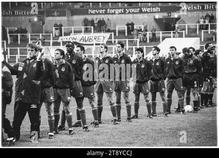 Toute la ligne Welsh Squad pour les hymnes au départ. Coupe du monde de la FIFA 1994 qualification Groupe 4 – pays de Galles contre Roumanie au Cardiff Arms Park, pays de Galles, Royaume-Uni, le 17 novembre 1993. Une victoire pour le pays de Galles dans ce dernier match de groupe confirmerait la qualification comme seul représentant du Royaume-Uni. À 64 minutes avec le score à 1-1, le pays de Galles a eu un penalty pour prendre la tête, mais le coup de pied spot de Paul Bodin a frappé la barre. Florin Raducioiu a marqué le vainqueur pour la Roumanie en 82 minutes et ils se sont qualifiés à la place. Photo : Rob Watkins Banque D'Images