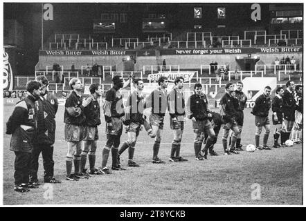 Toute la ligne Welsh Squad pour les hymnes au départ. Coupe du monde de la FIFA 1994 qualification Groupe 4 – pays de Galles contre Roumanie au Cardiff Arms Park, pays de Galles, Royaume-Uni, le 17 novembre 1993. Une victoire pour le pays de Galles dans ce dernier match de groupe confirmerait la qualification comme seul représentant du Royaume-Uni. À 64 minutes avec le score à 1-1, le pays de Galles a eu un penalty pour prendre la tête, mais le coup de pied spot de Paul Bodin a frappé la barre. Florin Raducioiu a marqué le vainqueur pour la Roumanie en 82 minutes et ils se sont qualifiés à la place. Photo : Rob Watkins Banque D'Images