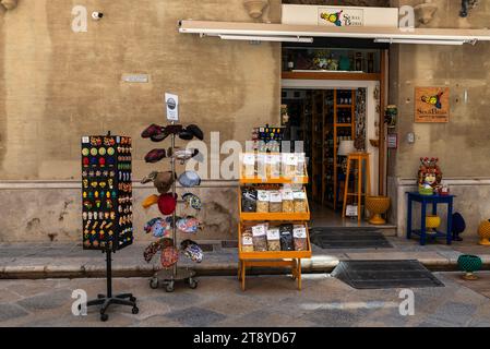 Marsala, Italie - 11 mai 2023 : exposition d'une boutique de souvenirs dans la vieille ville de Marsala, Trapani, Sicile, Italie Banque D'Images