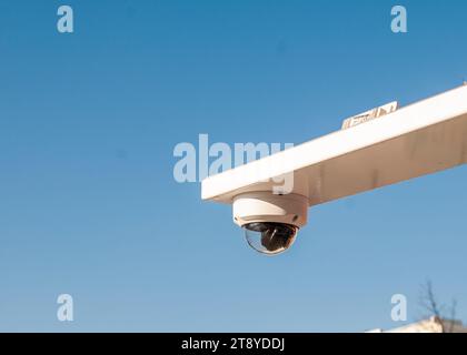 Caméra de sous-surveillance située haut à l'extrémité d'un bras et rotative dans toutes les directions Banque D'Images