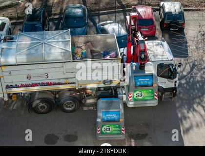 Janvier 22-2022- Bucarest Roumanie- machine à ordures qui prend des ordures sélectives en plastique verre aluminium selon la boîte qui a été attribuée. Banque D'Images