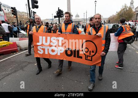 Londres, Royaume-Uni. 21 novembre 2023. Les militants pour le climat de Just Stop Oil tentent de ralentir march Down Whitehall pour exiger la fin des nouvelles licences d’extraction de combustibles fossiles dans un contexte d’urgence climatique. La police a rapidement publié un avis en vertu de l'article 7, arrêtant ceux qui refusaient de quitter la route en vertu des nouveaux pouvoirs anti-protestation prévus par la loi sur l'ordre public. Crédit : Ron Fassbender/Alamy Live News Banque D'Images