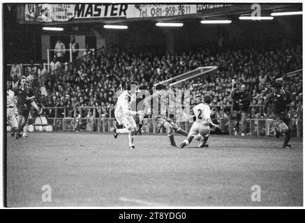Ryan Giggs, âgé de 20 ans, dribble dans l'aile et tente de libérer son dos Andy Melville. Coupe du monde de la FIFA 1994 qualification Groupe 4 – pays de Galles contre Roumanie au Cardiff Arms Park, pays de Galles, Royaume-Uni, le 17 novembre 1993. Une victoire pour le pays de Galles dans ce dernier match de groupe confirmerait la qualification comme seul représentant du Royaume-Uni. À 64 minutes avec le score à 1-1, le pays de Galles a eu un penalty pour prendre la tête, mais le coup de pied spot de Paul Bodin a frappé la barre. Florin Raducioiu a marqué le vainqueur pour la Roumanie en 82 minutes et ils se sont qualifiés à la place. Photo : Rob Watkins Banque D'Images