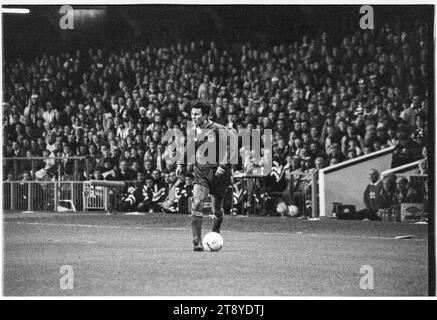 Ryan Giggs, 20 ans, charge l'aile avec le ballon. Coupe du monde de la FIFA 1994 qualification Groupe 4 – pays de Galles contre Roumanie au Cardiff Arms Park, pays de Galles, Royaume-Uni, le 17 novembre 1993. Une victoire pour le pays de Galles dans ce dernier match de groupe confirmerait la qualification comme seul représentant du Royaume-Uni. À 64 minutes avec le score à 1-1, le pays de Galles a eu un penalty pour prendre la tête, mais le coup de pied spot de Paul Bodin a frappé la barre. Florin Raducioiu a marqué le vainqueur pour la Roumanie en 82 minutes et ils se sont qualifiés à la place. Photo : Rob Watkins Banque D'Images