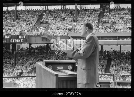 L'évangéliste Billy Graham prêche à une foule dans un amphithéâtre, Washington, District de Columbia, 6/25/1960. (Photo de John T Bledsoe/US News et World Report Magazine Collection Banque D'Images