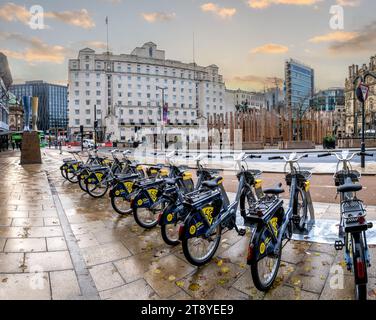 CITY SQUARE, LEEDS, ROYAUME-UNI - 14 NOVEMBRE 2023. Une rangée de vélos à louer dans la nouvelle zone piétonne et à faibles émissions de City Square à Leeds, Wes Banque D'Images