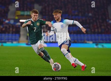 L'Anglais Harvey Elliott et l'Irlandais Charlie Allen se battent pour le ballon lors du match de qualification du Groupe F de l'UEFA Euro U21 à Goodison Park, Liverpool. Date de la photo : mardi 21 novembre 2023. Banque D'Images