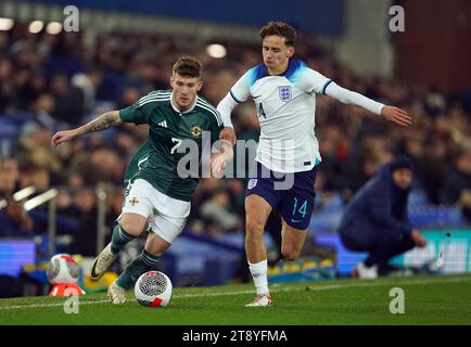 L'Anglais Tyler Morton affronte l'Irlandais du Nord Charlie Allen lors du match de qualification du Groupe F de l'UEFA Euro U21 à Goodison Park, Liverpool. Date de la photo : mardi 21 novembre 2023. Banque D'Images