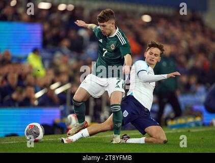 L'Anglais Tyler Morton affronte l'Irlandais du Nord Charlie Allen lors du match de qualification du Groupe F de l'UEFA Euro U21 à Goodison Park, Liverpool. Date de la photo : mardi 21 novembre 2023. Banque D'Images