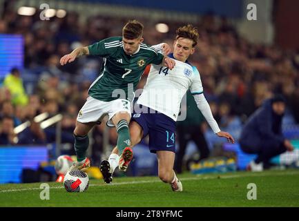 L'Anglais Tyler Morton affronte l'Irlandais du Nord Charlie Allen lors du match de qualification du Groupe F de l'UEFA Euro U21 à Goodison Park, Liverpool. Date de la photo : mardi 21 novembre 2023. Banque D'Images