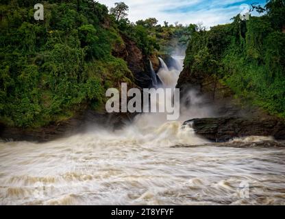 Murchison Falls National Park en Ouganda, de belles chutes d'eau sur le Nil Victoria, arc-en-ciel au-dessus des chutes Uhuru et Kabarega Falls cascade Banque D'Images