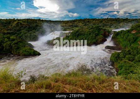 Murchison Falls National Park en Ouganda, de belles chutes d'eau sur le Nil Victoria, arc-en-ciel au-dessus des chutes Uhuru et Kabarega Falls cascade Banque D'Images