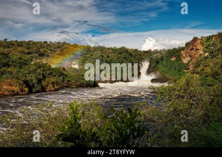 Murchison Falls National Park en Ouganda, de belles chutes d'eau sur le Nil Victoria, arc-en-ciel au-dessus des chutes Uhuru et Kabarega Falls cascade Banque D'Images