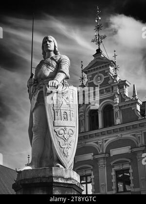 Place de la mairie dans le centre-ville de la vieille ville de Riga, Lettonie. Style rétro noir et blanc. Banque D'Images