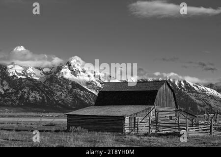 Historique Moulton Barn dans le parc national de Grand Teton en noir et blanc Banque D'Images