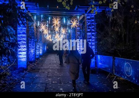 Leipzig, 21. Novembre 2023 Eine märchenhafte Premiere erstrahlte heute Abend im Agra Park in Markkleeberg : der Christmas Garden öffnete erstmals seine Tore in Leipzig und tauchte die Besucher in eine bezaubernde Welt aus Licht und Musik. Die offizielle Eröffnung fand am 21. Novembre 2023 UM 19 Uhr statt und wurde trotz leichtem Nieselregen zu einem unvergesslichen Ereignis. Die MDR Moderatoren Michaela Koschak, Mario D. Richardt, Karsten Schütze dem Bürgermeister von Markkleeberg, sowie dem Geschäftsführer des Christoph Stein eröffneten die Veranstaltung Der Agra Park wurde Banque D'Images