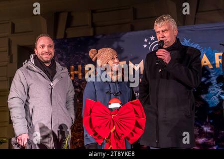 Leipzig, 21. Novembre 2023 Eine märchenhafte Premiere erstrahlte heute Abend im Agra Park in Markkleeberg : der Christmas Garden öffnete erstmals seine Tore in Leipzig und tauchte die Besucher in eine bezaubernde Welt aus Licht und Musik. Die offizielle Eröffnung fand am 21. Novembre 2023 UM 19 Uhr statt und wurde trotz leichtem Nieselregen zu einem unvergesslichen Ereignis. Die MDR Moderatoren Michaela Koschak, Mario D. Richardt, Karsten Schütze dem Bürgermeister von Markkleeberg, sowie dem Geschäftsführer des Christoph Stein eröffneten die Veranstaltung Der Agra Park wurde Banque D'Images