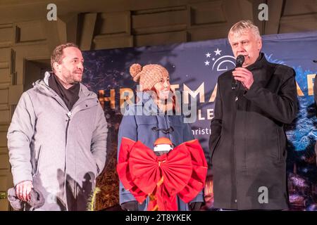 Leipzig, 21. Novembre 2023 Eine märchenhafte Premiere erstrahlte heute Abend im Agra Park in Markkleeberg : der Christmas Garden öffnete erstmals seine Tore in Leipzig und tauchte die Besucher in eine bezaubernde Welt aus Licht und Musik. Die offizielle Eröffnung fand am 21. Novembre 2023 UM 19 Uhr statt und wurde trotz leichtem Nieselregen zu einem unvergesslichen Ereignis. Die MDR Moderatoren Michaela Koschak, Mario D. Richardt, Karsten Schütze dem Bürgermeister von Markkleeberg, sowie dem Geschäftsführer des Christoph Stein eröffneten die Veranstaltung Der Agra Park wurde Banque D'Images