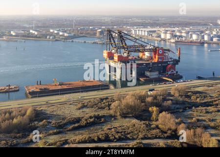 Maasvlakte Rotterdam, pays-Bas - 14 décembre 2022 : vue aérienne d'un navire de construction en eau profonde lourde et d'une grue Banque D'Images