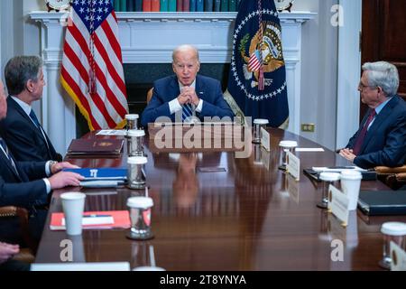 Le président américain Joe Biden, accompagné du secrétaire d’État américain Antony Blinken, à gauche, et du procureur général américain Merrick Garland, à droite, décrit les efforts déployés pour contrer le flux de fentanyl vers les États-Unis lors d’une réunion dans la salle Roosevelt de la Maison Blanche à Washington, DC, États-Unis, le 21 novembre 2023. Le Président Biden a également fait le point sur les négociations en vue de la libération des otages pris par le Hamas le 07 octobre. Copyright : xShawnxThewx/xPoolxviaxCNPx/MediaPunchx crédit : Imago/Alamy Live News Banque D'Images