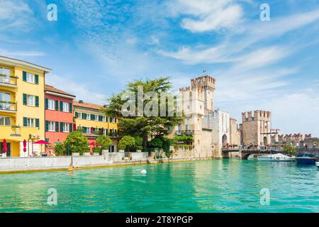 Sirmione Lombardie, Italie - 20 août 2019 - les touristes visitant l'attraction historique populaire Banque D'Images