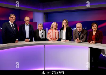 Verleger Wolfram Weimer The European, Politiker Friedrich Merz CDU, Unternehmer Wolfgang Grupp und seine Gattin Elisabeth Grupp, Journalistin Andrea Maurer, journaliste Hubertus Meyer-Burckhardt und Moderatorin Sandra Maischberger in der ARD-Talkshow Maischberger im WDR Studio Köln. Köln, 21.11.2023 NRW Deutschland *** Éditeur Wolfram Weimer l'européen, homme politique Friedrich Merz CDU, entrepreneur Wolfgang Grupp et son épouse Elisabeth Grupp, journaliste Andrea Maurer, journaliste Hubertus Meyer Burckhardt et présentatrice Sandra Maischberger sur l'émission de discussion ARD Maischberger au Studio C de la WDR Banque D'Images