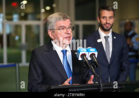 New York, États-Unis. 21 novembre 2023. Thomas Bach, président du Comité International Olympique (CIO) rencontre les journalistes à l’Assemblée générale des Nations Unies le 21 novembre 2023 à New York. Un projet de résolution pour la Trêve olympique pour Paris 2024 sera officiellement présenté aux États membres par la France, en étroite collaboration avec le CIO, le Comité International paralympique et le Comité d’Organisation. Crédit : Brazil photo Press/Alamy Live News Banque D'Images