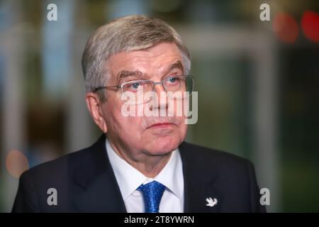 New York, États-Unis. 21 novembre 2023. Thomas Bach, président du Comité International Olympique (CIO) rencontre les journalistes à l’Assemblée générale des Nations Unies le 21 novembre 2023 à New York. Un projet de résolution pour la Trêve olympique pour Paris 2024 sera officiellement présenté aux États membres par la France, en étroite collaboration avec le CIO, le Comité International paralympique et le Comité d’Organisation. Crédit : Brazil photo Press/Alamy Live News Banque D'Images