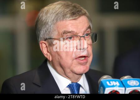 New York, États-Unis. 21 novembre 2023. Thomas Bach, président du Comité International Olympique (CIO) rencontre les journalistes à l’Assemblée générale des Nations Unies le 21 novembre 2023 à New York. Un projet de résolution pour la Trêve olympique pour Paris 2024 sera officiellement présenté aux États membres par la France, en étroite collaboration avec le CIO, le Comité International paralympique et le Comité d’Organisation. Crédit : Brazil photo Press/Alamy Live News Banque D'Images