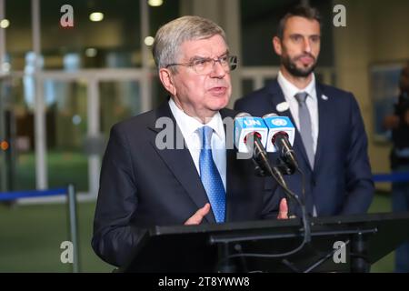 New York, États-Unis. 21 novembre 2023. Thomas Bach, président du Comité International Olympique (CIO) rencontre les journalistes à l’Assemblée générale des Nations Unies le 21 novembre 2023 à New York. Un projet de résolution pour la Trêve olympique pour Paris 2024 sera officiellement présenté aux États membres par la France, en étroite collaboration avec le CIO, le Comité International paralympique et le Comité d’Organisation. Crédit : Brazil photo Press/Alamy Live News Banque D'Images