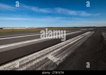 Vue de la piste de l'aéroport désaffecté Berlin Tempelhof / Tempelhofer Feld Banque D'Images