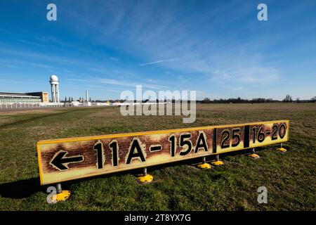 Signalisation ancienne et en détérioration à l'aéroport désaffecté de Berlin Tempelhof à Berlin, Allemagne Banque D'Images