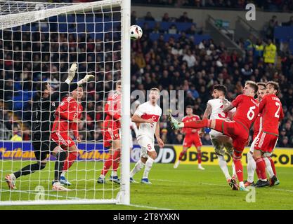 Le gardien de but du pays de Galles Danny Ward sauve un tir du turc Samet Akaydin lors du match de qualification de l'UEFA Euro 2024 du Groupe D au Cardiff City Stadium. Date de la photo : mardi 21 novembre 2023. Banque D'Images