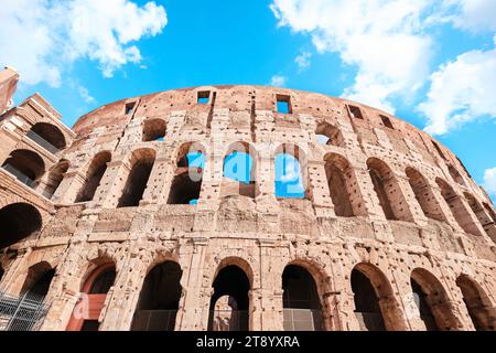 Rome, Italie - novembre 4 2023 : le Colisée, merveille architecturale de l'Empire romain (Colosseo) avec fond de ciel bleu et nuages Banque D'Images