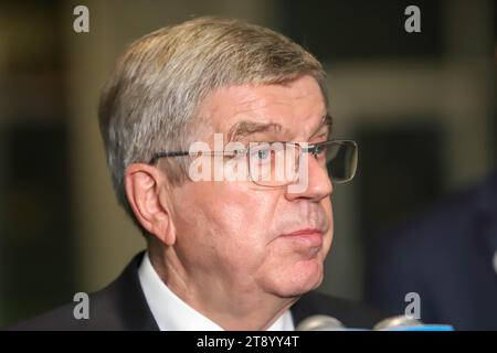 New York, NY, États-Unis. 21 novembre 2023. Thomas Bach, président du Comité International Olympique (CIO) rencontre les journalistes à l’Assemblée générale des Nations Unies le 21 novembre 2023 à New York. Un projet de résolution pour la Trêve olympique pour Paris 2024 sera officiellement présenté aux États membres par la France, en étroite collaboration avec le CIO, le Comité International paralympique et le Comité d’Organisation. Crédit : ZUMA Press, Inc./Alamy Live News Banque D'Images