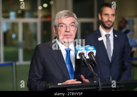 New York, NY, États-Unis. 21 novembre 2023. Thomas Bach, président du Comité International Olympique (CIO) rencontre les journalistes à l’Assemblée générale des Nations Unies le 21 novembre 2023 à New York. Un projet de résolution pour la Trêve olympique pour Paris 2024 sera officiellement présenté aux États membres par la France, en étroite collaboration avec le CIO, le Comité International paralympique et le Comité d’Organisation. Crédit : ZUMA Press, Inc./Alamy Live News Banque D'Images