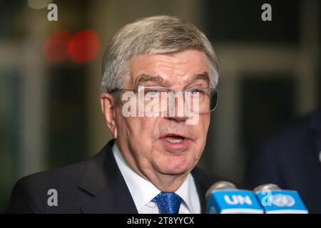 New York, NY, États-Unis. 21 novembre 2023. Thomas Bach, président du Comité International Olympique (CIO) rencontre les journalistes à l’Assemblée générale des Nations Unies le 21 novembre 2023 à New York. Un projet de résolution pour la Trêve olympique pour Paris 2024 sera officiellement présenté aux États membres par la France, en étroite collaboration avec le CIO, le Comité International paralympique et le Comité d’Organisation. Crédit : ZUMA Press, Inc./Alamy Live News Banque D'Images