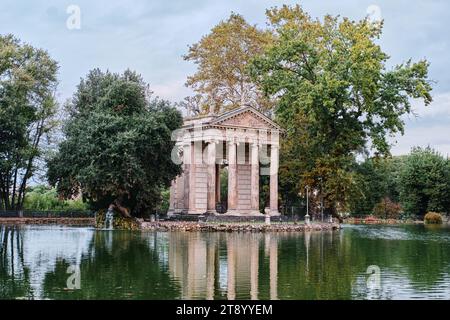 Rome, Italie - novembre 5 2023 : Temple d'Asclépios situé au milieu de la petite île sur le lac artificiel dans les jardins de la Villa Borghèse Banque D'Images