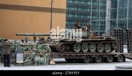 Char de combat principal russe T-72 B3, utilisé pour attaquer l'Ukraine en février 2022 jusqu'à ce que les Ukrainiens le détruisent près de Kiev, exposé à Helsinki, en Finlande. Banque D'Images