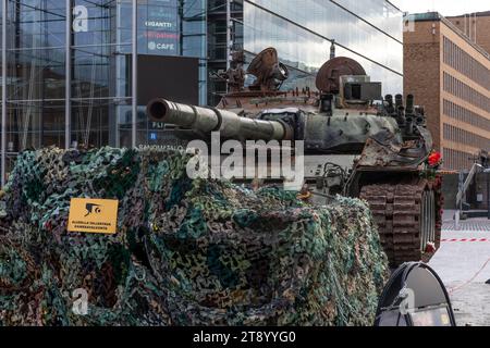 Char de combat principal russe T-72 B3, utilisé pour attaquer l'Ukraine en février 2022 jusqu'à ce que les Ukrainiens le détruisent près de Kiev, exposé à Helsinki, en Finlande. Banque D'Images