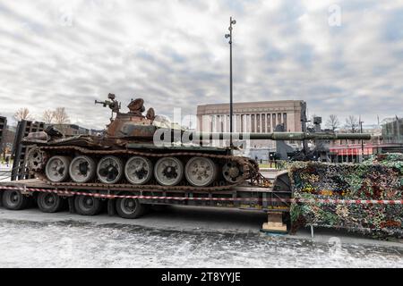 Char de combat principal russe T-72 B3, utilisé pour attaquer l'Ukraine en février 2022 jusqu'à ce que les Ukrainiens le détruisent près de Kiev, exposé à Helsinki, en Finlande. Banque D'Images