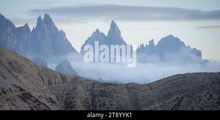 Vista sur le coucher de soleil coloré sur les montagnes rocheuses acérées, Dolomites, Italie Banque D'Images