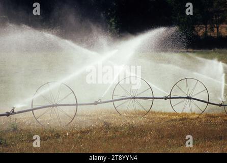 Arroseurs d'irrigation, Myrtle Creek Canyonville Scenic Historic Tour route, comté de Douglas, Oregon Banque D'Images