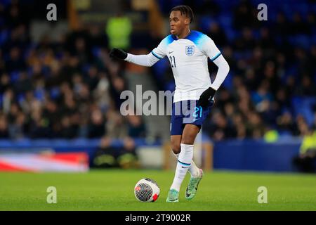 Liverpool, Royaume-Uni. 21 novembre 2023. Jamie Bynoe-Gittens #21 of England U21 contrôle le ballon lors du match de qualification de l'UEFA Euro U21 England U21 vs Northern Ireland U21 à Goodison Park, Liverpool, Royaume-Uni, le 21 novembre 2023 (photo de Conor Molloy/News Images) à Liverpool, Royaume-Uni le 11/21/2023. (Photo de Conor Molloy/News Images/Sipa USA) crédit : SIPA USA/Alamy Live News Banque D'Images