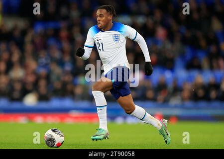 Liverpool, Royaume-Uni. 21 novembre 2023. Jamie Bynoe-Gittens #21 of England U21 contrôle le ballon lors du match de qualification de l'UEFA Euro U21 England U21 vs Northern Ireland U21 à Goodison Park, Liverpool, Royaume-Uni, le 21 novembre 2023 (photo de Conor Molloy/News Images) à Liverpool, Royaume-Uni le 11/21/2023. (Photo de Conor Molloy/News Images/Sipa USA) crédit : SIPA USA/Alamy Live News Banque D'Images