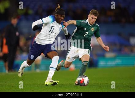 L'Anglais Noni Madueke et l'Irlandais Charlie Allen s'affrontent pour le ballon lors du match de qualification du Groupe F de l'UEFA Euro U21 Championship à Goodison Park, Liverpool. Date de la photo : mardi 21 novembre 2023. Banque D'Images